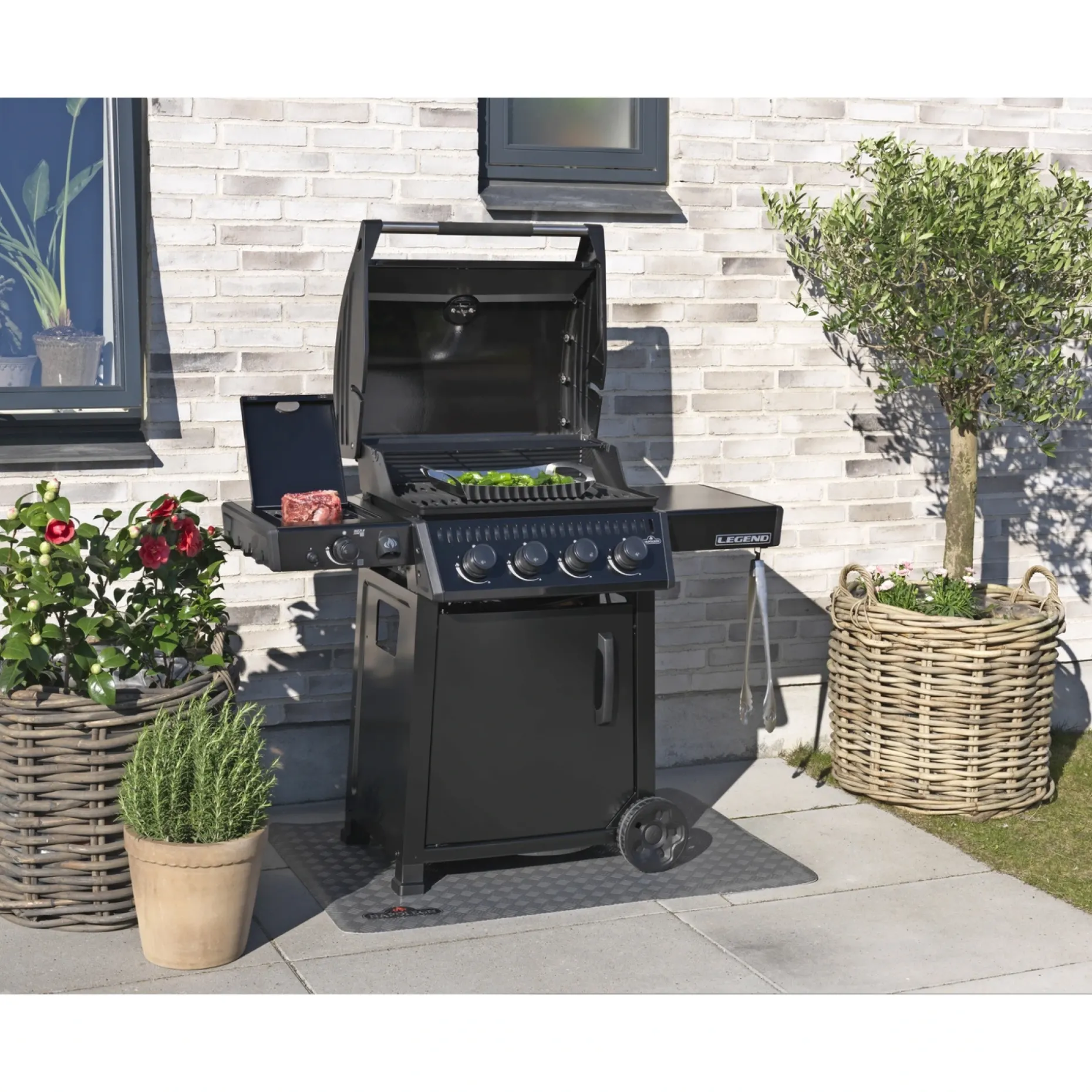 NAPOLEON LEGEND 425 M./SIZZLE ZONE GASGRILL SORT