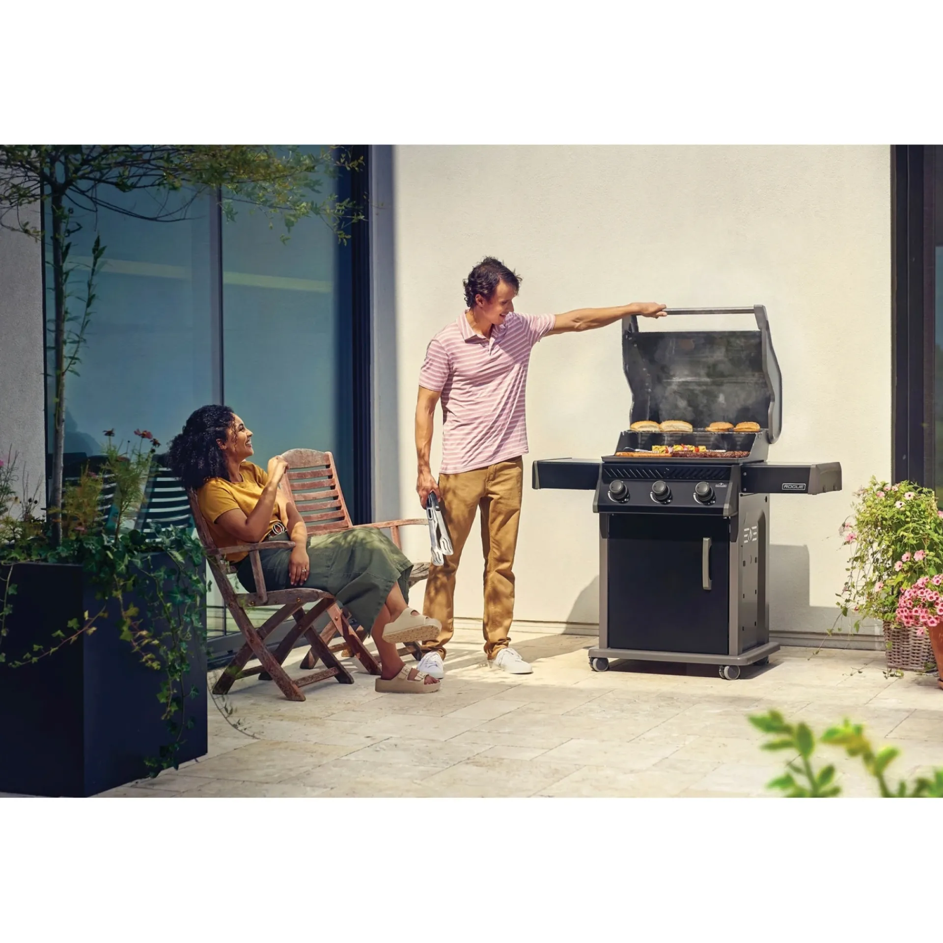 Napoleon ROGUE 425 GASGRILL SORT
